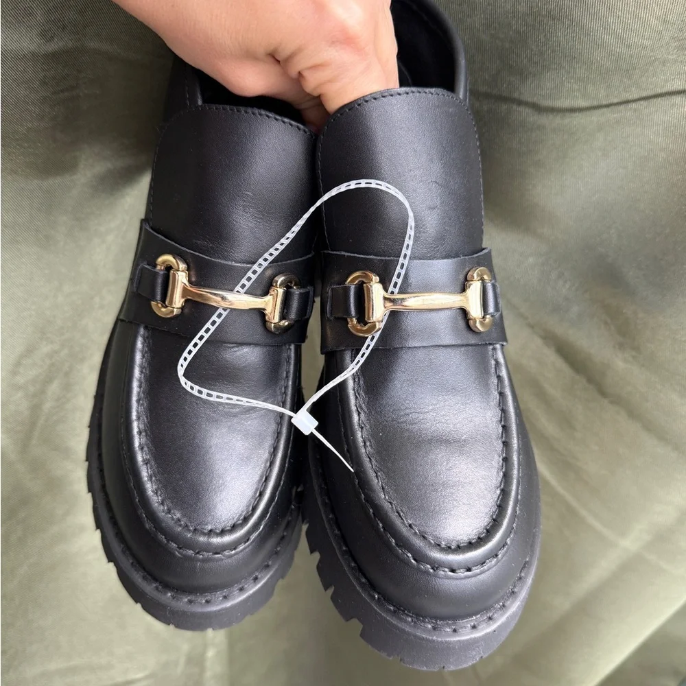 NWT Steve Madden Black Leather Lug Sole Loafers with Gold Bit Sz 8